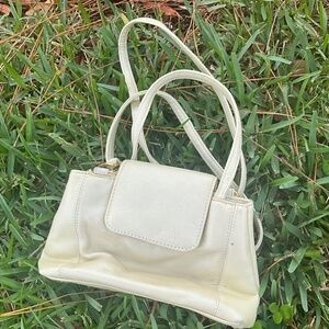 JACQUELINE FERRAR“Elegant Cream Leather Shoulder Bag - Perfect for Everyday Use”